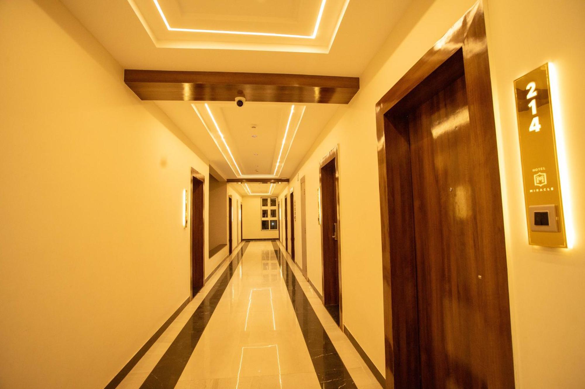 Hotel Miracle 2Km From Mahakal Temple Ujjain Luaran gambar