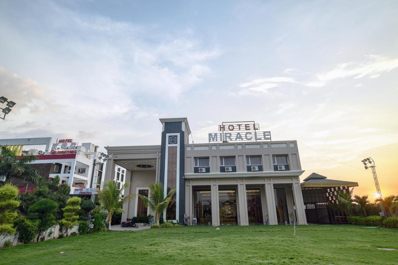 Hotel Miracle 2Km From Mahakal Temple Ujjain Luaran gambar
