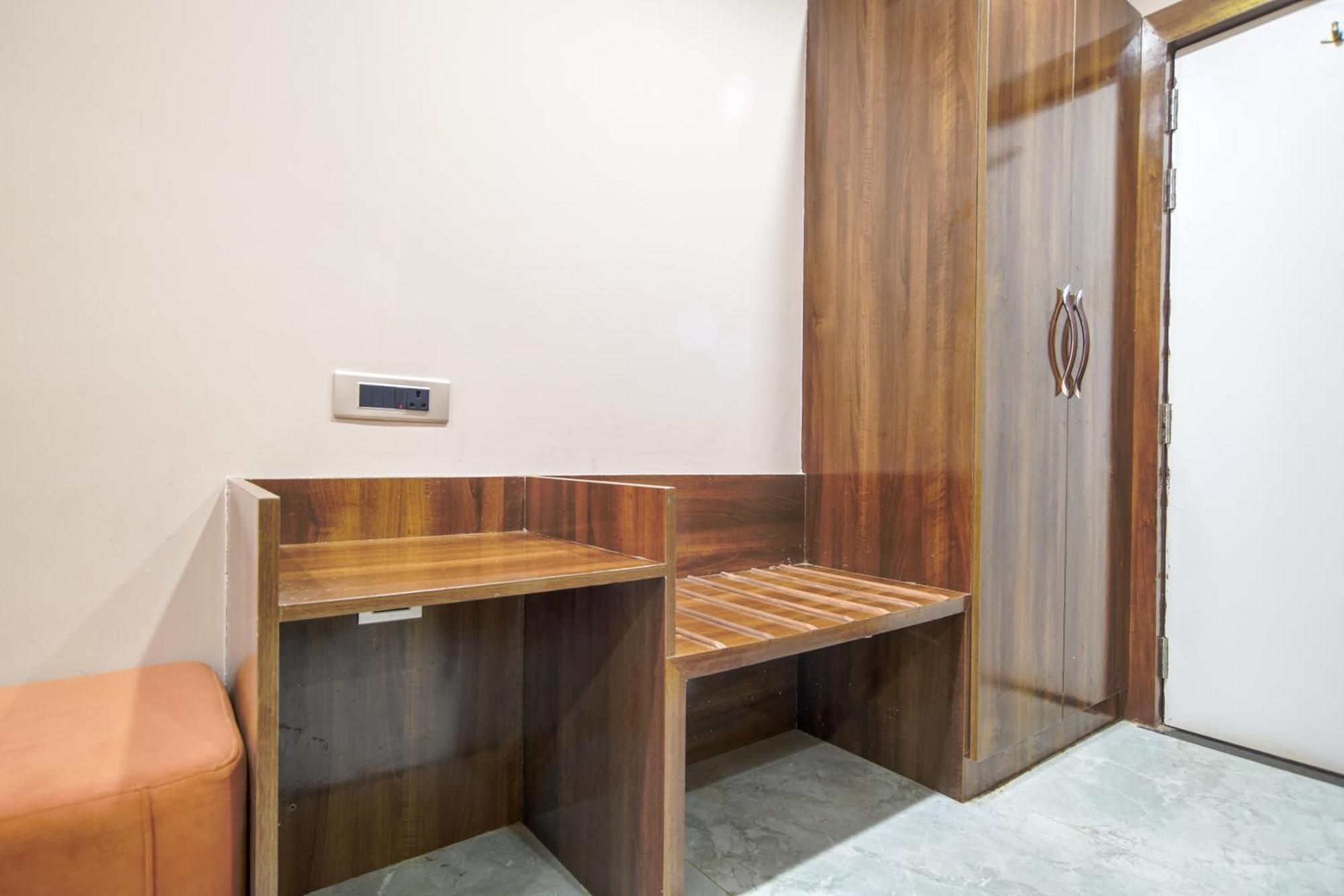 Hotel Miracle 2Km From Mahakal Temple Ujjain Bilik gambar