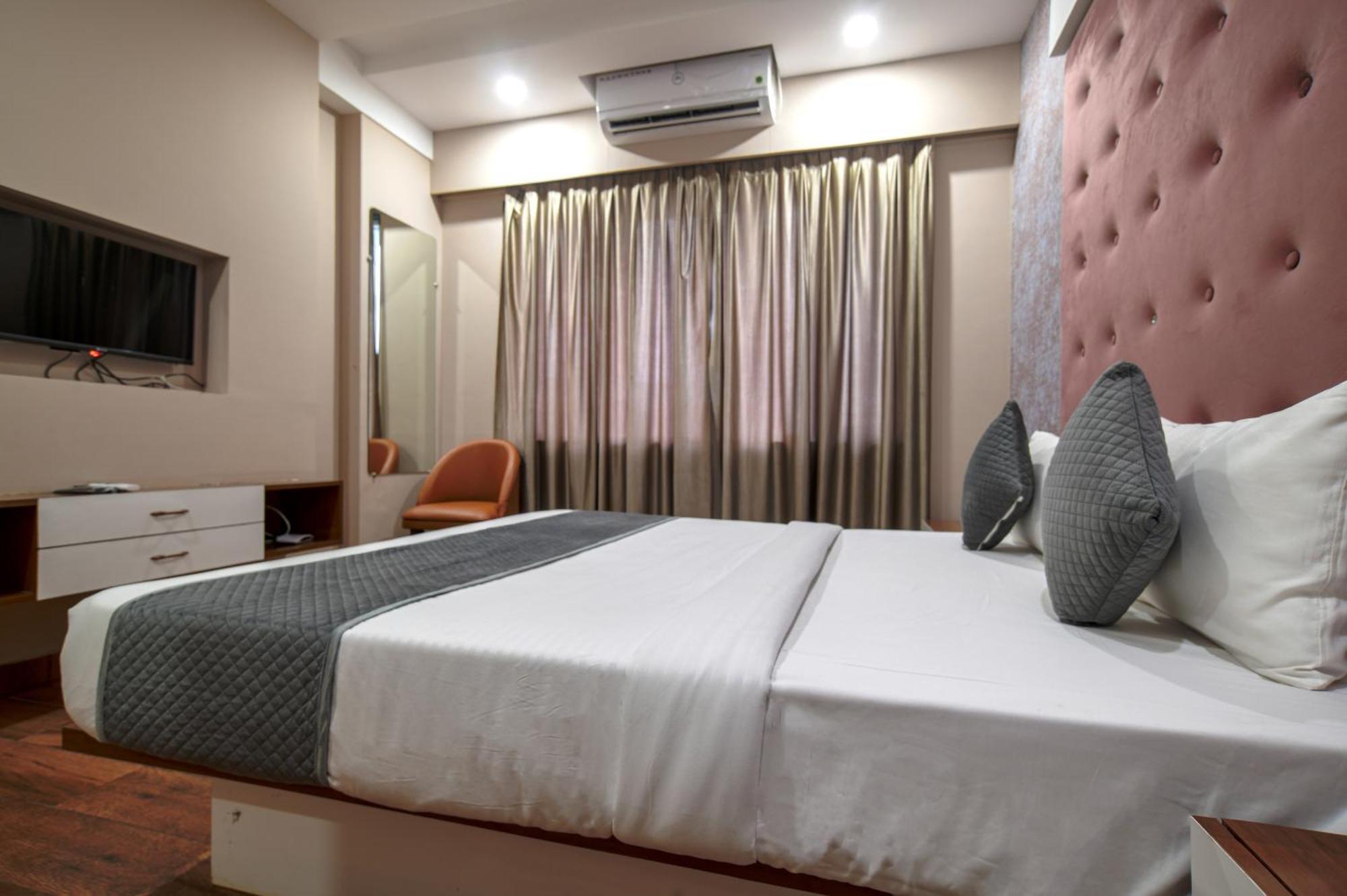 Hotel Miracle 2Km From Mahakal Temple Ujjain Luaran gambar